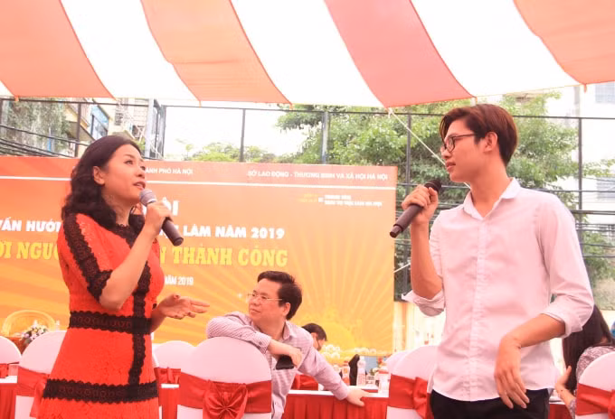 Doanh nhân Trần Uyên Phương giao lưu với các bạn học sinh sinh viên. Ảnh: PV