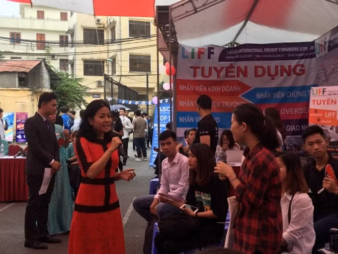 Diễn giả, doanh nhân Trần Uyên Phương giao lưu với các bạn sinh viên tại Ngày hội tư vấn hướng nghiệp và việc làm. Ảnh: Minh Nam