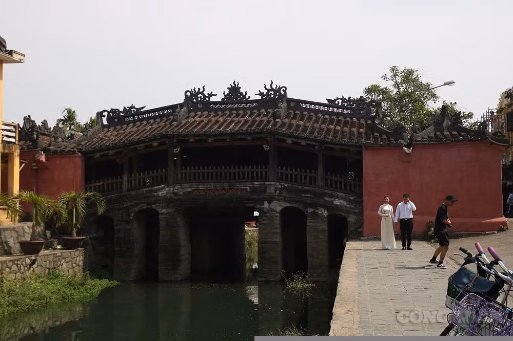 Nước kênh Chùa Cầu đang bị ô nhiễm nặng. (Ảnh: Đỗ Vạn)