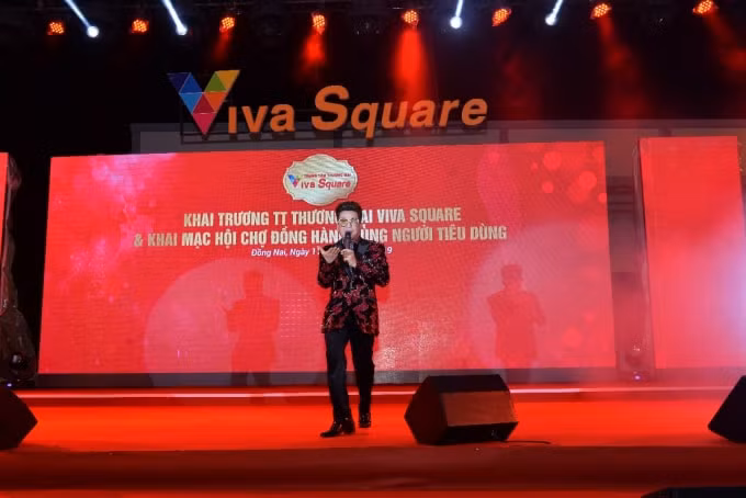 MC Thanh Bạch nhiệt tình giao lưu cùng khán giả.