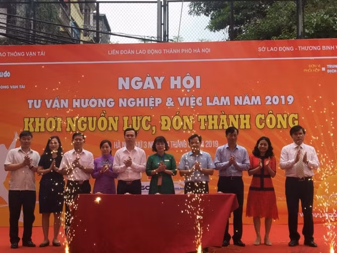 Các đại biểu tham gia bấm nút khai mạc Ngày hội tư vấn hướng nghiệp và việc làm năm 2019. Ảnh: Minh Nam