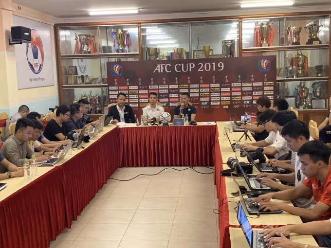 HLV Chu Đình Nghiêm trả lời giới truyền thông trước trận gặp Tampines Rovers. Ảnh: Hoàng Dương