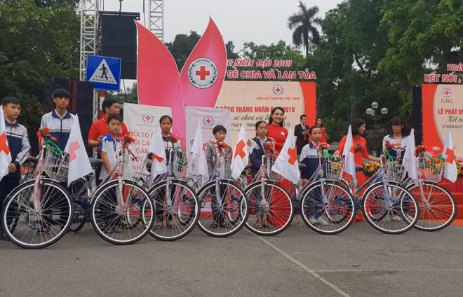 BTC tặng xe đạp cho học sinh nghèo vượt khó, học giỏi. Ảnh: Báo hanoimoi