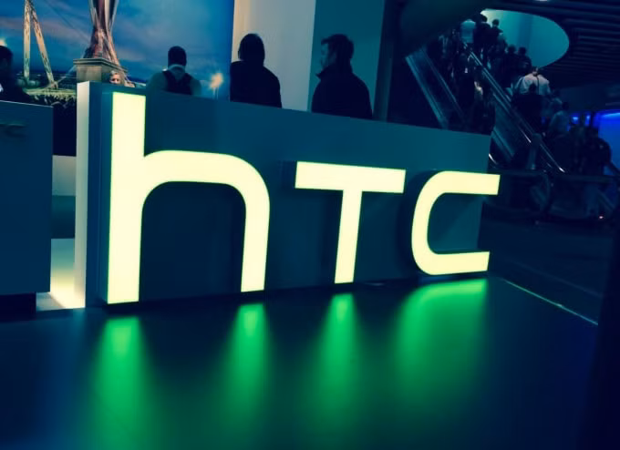 Người dùng quay lưng với sản phẩm HTC. Ảnh minh họa.
