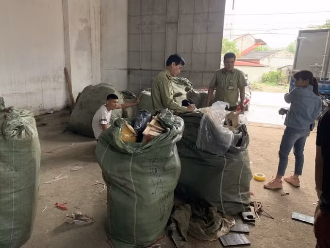 Những ngày qua đã liên tiếp phát hiện, thu giữ hàng tấn hàng hóa nhập lậu trị giá hàng trăm triệu đồng. (Ảnh TL)