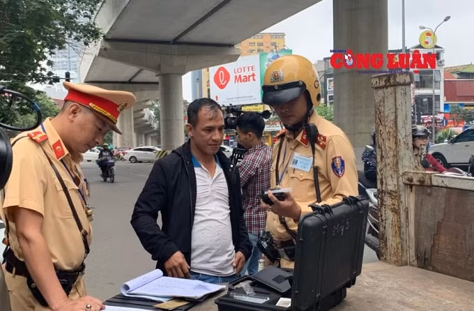 Đội CSGT số 6 (Phòng CSGT, Công an TP. Hà Nội) kiểm tra, xử lý lái xe vi phạm nồng độ cồn