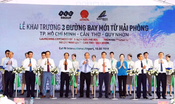 Thủ tướng Chính phủ Nguyễn Xuân Phúc, đại diện lãnh đạo UBND TP. Hải Phòng, Tập đoàn FLC và Hãng hàng không Bamboo Airways cắt băng khai trương 3 đường bay từ Hải Phòng đi Quy Nhơn, Thành phố Hồ Chí Minh, Cần Thơ.