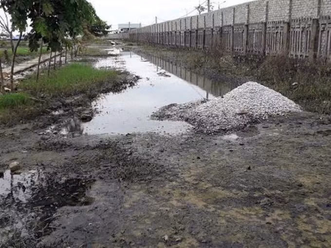 Công ty Hải Tiến để cho nước bẩn chảy tràn gây mùi hôi thối gần khu dân cư. Ảnh Lương Diễn