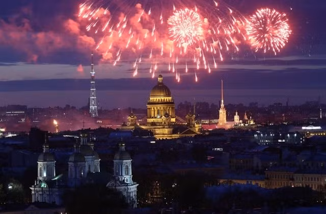 Pháo hoa ăn mừng tại thành phố St Petersburg, Nga. Ảnh: Reuters