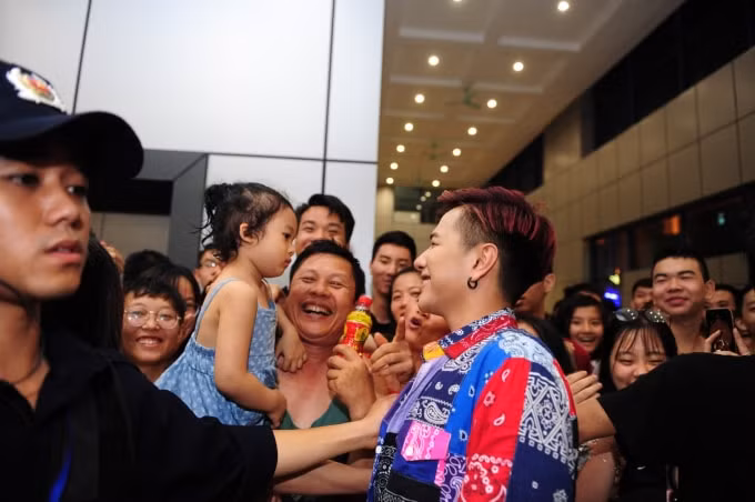 Lou Hoàng trong vòng vây của hàng ngàn fan Hà Nội tại Lễ hội.