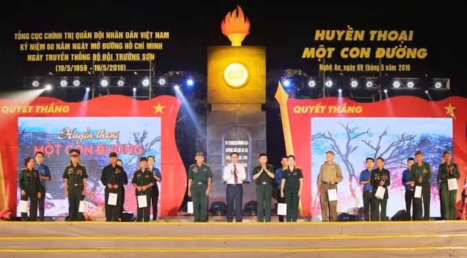 Chủ tịch UBND tỉnh Nghệ An Thái Thanh Quý và Trung tướng Lê Hiền Vân tặng quà cho các gia đình dân công hỏa tuyến, bộ đội Trường Sơn (Ảnh Báo Nghệ An)