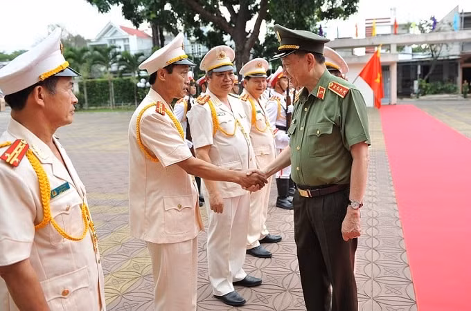 Các đồng chí lãnh đạo Công an tỉnh Kon Tum chào mừng Bộ trưởng Tô Lâm. Ảnh: CAND