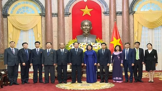 Phó Chủ tịch nước Đặng Thị Ngọc Thịnh tiếp Chánh án Tòa án Trung ương Triều Tiên Kang Yun Sok. Ảnh: Mạnh Hùng