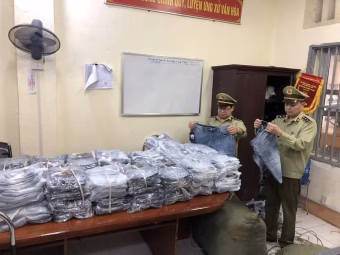 Lực lượng chức năng thu giữ 800 sản phẩm quần áo giả nhãn hiệu thời trang. (Ảnh TL)