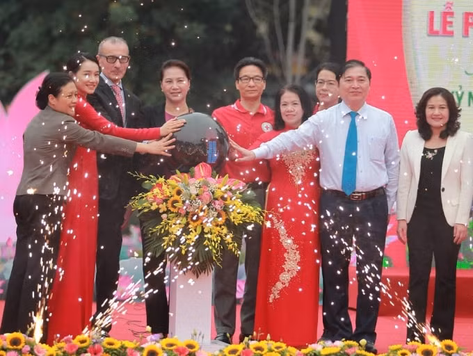 Ủy viên Bộ Chính trị, Chủ tịch Quốc hội Nguyễn Thị Kim Ngân, Phó Thủ tướng Vũ Đức Đam,&nbsp;cùng các đại biểu đã&nbsp;thực hiện nghi thức bấm nút phát động 