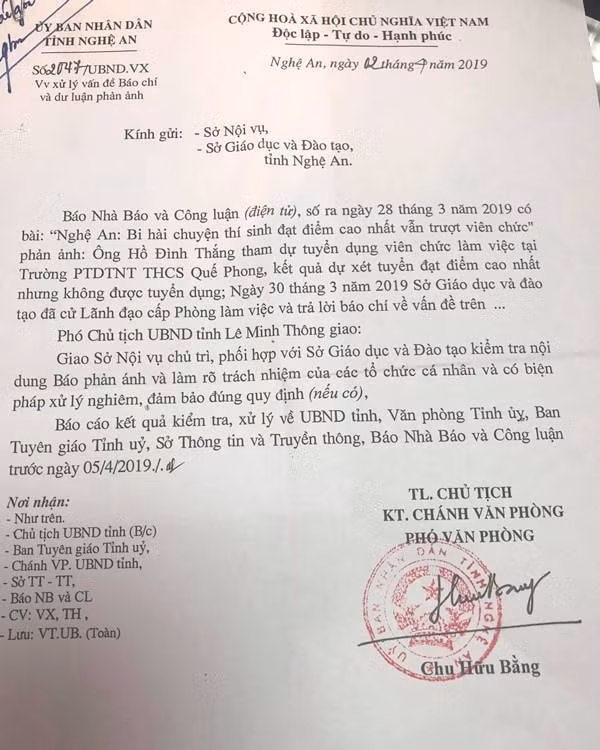 Văn bản của UBND tỉnh Nghệ An chỉ đạo Sở Nội vụ, Sở GD&ĐT Nghệ An xử lý vấn đề báo chí và dư luận phản ánh. Ảnh PV