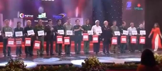 Ban tổ chức trao các phần quà tri ân trong chương trình.