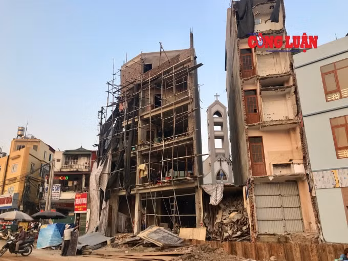 Nhà mỏng méo gây phản cảm mọc lên dọc theo tuyến đường Phạm Văn Đồng (Q. Bắc Từ Liêm). Ảnh: N.H