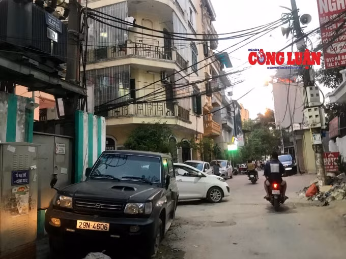 Ô tô được để tràn lan ở khắp nơi từ trong những con ngõ đến con đường ven hồ Ba Mẫu