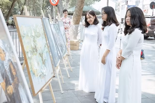 Triển đã thu hút sự quan tâm của đông đảo khách tham quan. Ảnh: Báo nhandan