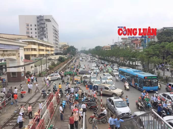 Tình trạng ùn tắc giao thông nghiêm trọng thường xuyên xảy ra trước cổng bệnh viện Bạch Mai