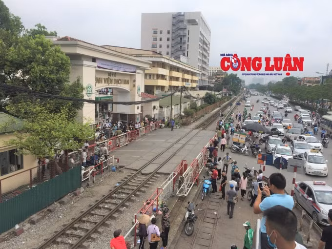 Taxi, xe ôm, các gánh hàng rong “bao vây” chặt cổng Bệnh viện Bạch Mai