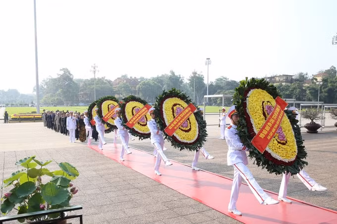 Lãnh đạo Đảng, Nhà nước viếng Chủ tịch Hồ Chí Minh. Ảnh: VGP