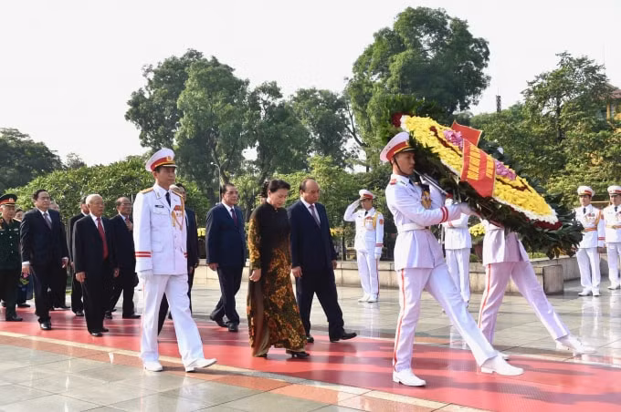 Đoàn lãnh đạo Đảng, Nhà nước tưởng niệm các Anh hùng liệt sĩ. Ảnh: VGP