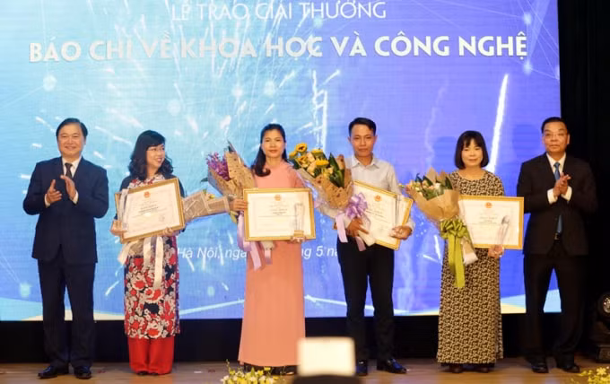 Nhà báo Tạ Lan (thứ 2 từ phải sang) trong Lễ trao giải Báo chí về KH&CN năm 2018 (Ảnh: VOV)