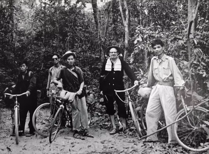 Wilfred Burchett và các cán bộ Mặt trận Dân tộc Giải phóng năm 1963-1964 (ảnh: tư liệu)