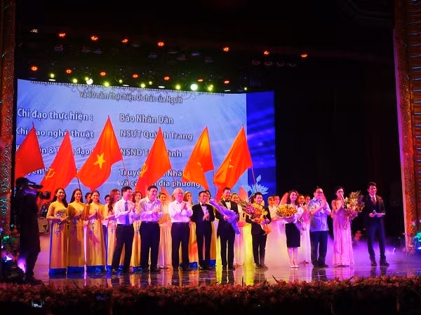 Các đồng chí lãnh đạo Đảng và Nhà nước tặng hoa các nghệ sĩ biểu diễn tại chương trình nghệ thuật “Sáng mãi tên Người - Hồ Chí Minh”. Ảnh: Báo ĐCSVN