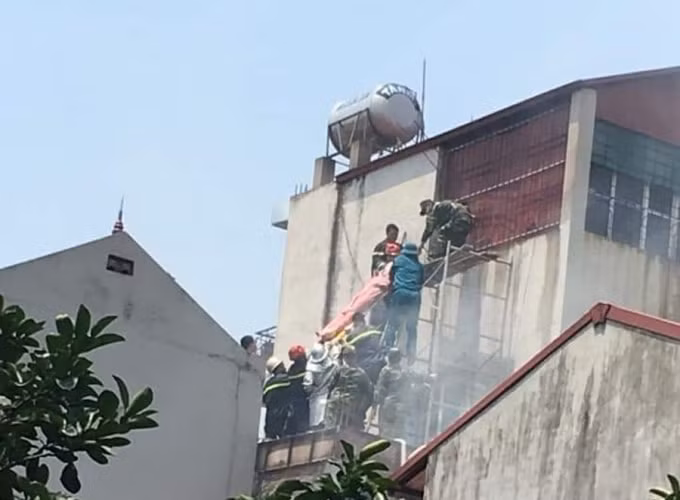 Nạn nhân được đưa ra ngoài. Ảnh: CTV