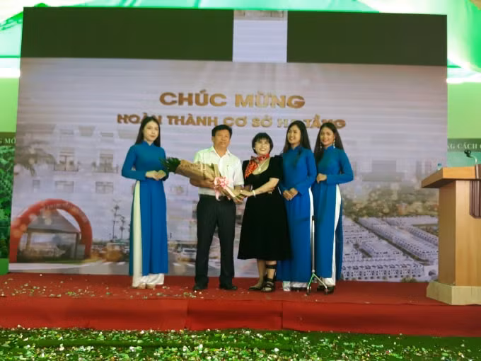 Bà Phạm Thị Hường tặng hoa cảm ơn lãnh đạo UBND Thị xã Thuận An đã luôn tin tưởng và hỗ trợ Công ty Bất động sản Phú Hồng Thịnh trong việc góp phần chỉnh trang đô thị trên địa bàn.