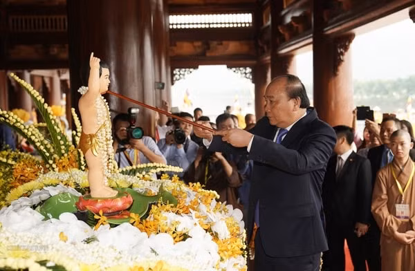 Thủ tướng Chính phủ Nguyễn Xuân Phúc thực hiện nghi lễ tắm Phật. Ảnh: VGP