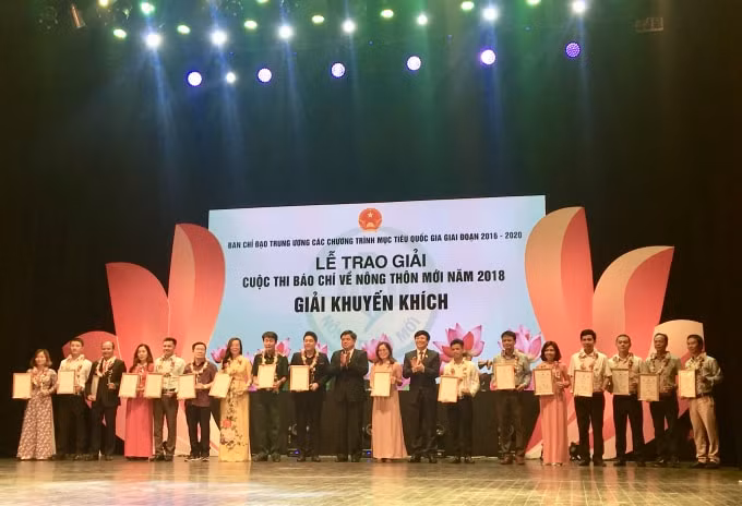 17&nbsp;tác phẩm được trao giải khuyến khích. Ảnh: Hoàng Huy