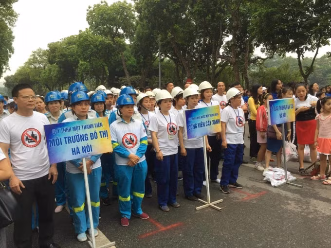 Các cơ quan, doanh nghiệp trên địa bàn Hà Nội đã có mặt tại Hồ Gươm từ 6h sáng để sẵn sàng cho sự kiện. Ảnh: GT