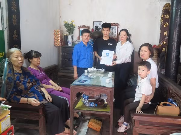 Trao quà ủng hộ hai cháu con chị Hà.