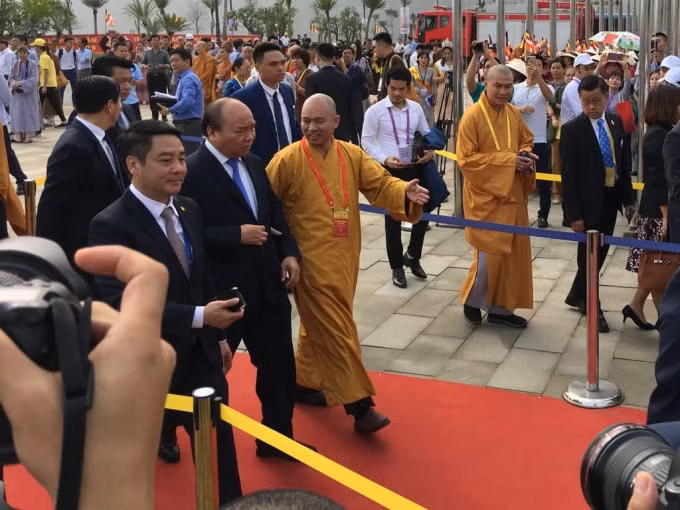 Thủ tướng Chính phủ Việt Nam Nguyễn Xuân Phúc trên đường vào Lễ Khai mạc Vesak 2019.