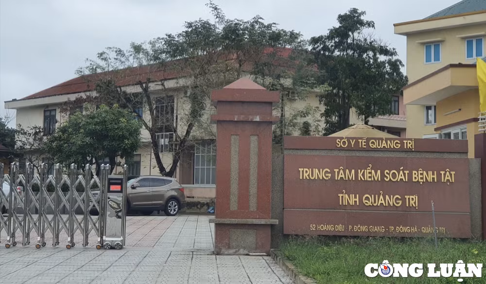 cong an tam giu 2 can bo cdc quang tri de dieu tra dau hieu sai pham hinh 1
