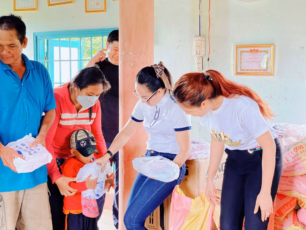 hoa hau moi truong viet nam cung bac sy annie nguyen san se yeu thuong cho ba con ngheo tay nguyen hinh 3