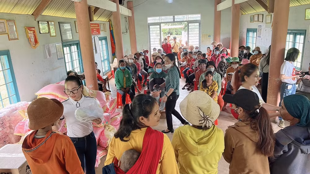 hoa hau moi truong viet nam cung bac sy annie nguyen san se yeu thuong cho ba con ngheo tay nguyen hinh 5