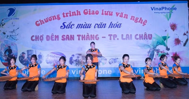 sac mau cho phien vung cao lai chau hinh 7
