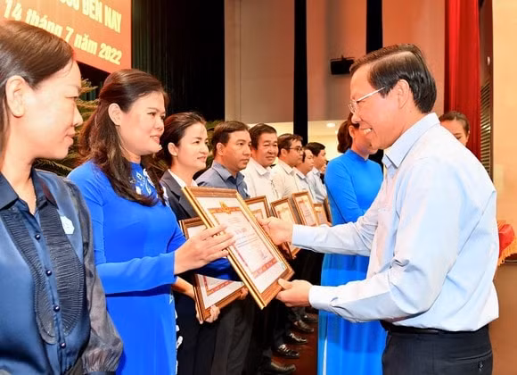 chu tich ubnd tp hcm dat dat nhu kim cuong nhung nguoi dan san sang hien dat mo hem hinh 1