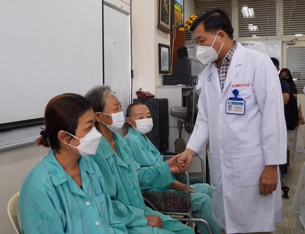 ha noi chua ghi nhan benh nhan hoai tu xuong ham mat bat thuong sau mac covid 19 hinh 1