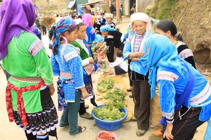 sac mau cho phien vung cao lai chau hinh 5