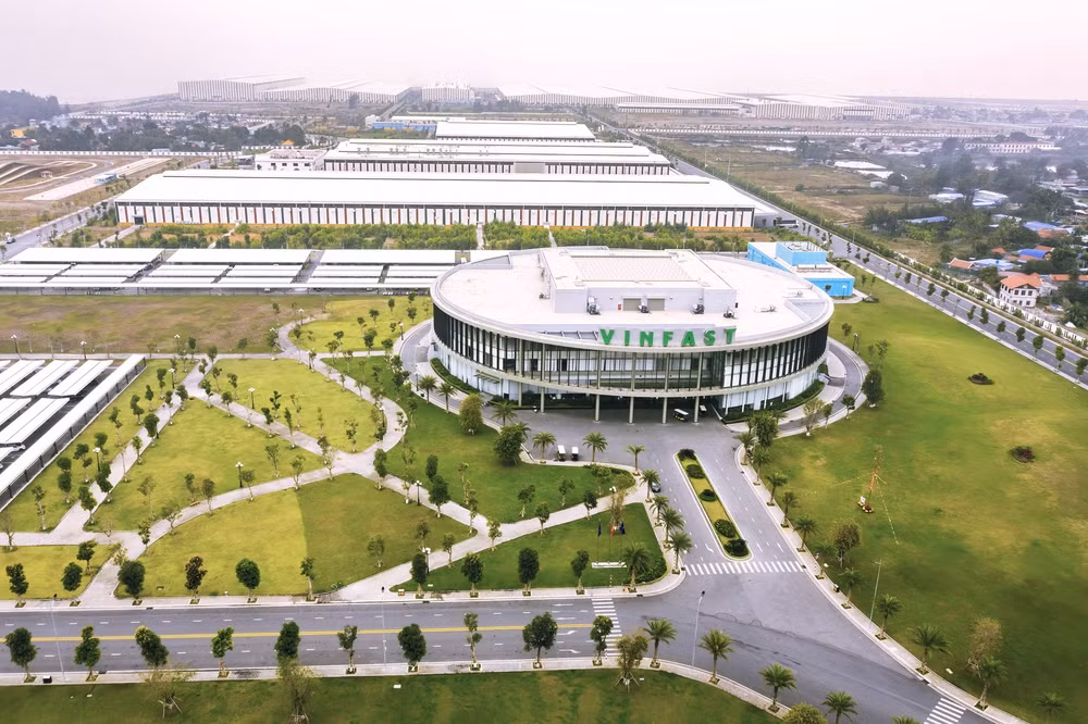 nhat bao duc vinfast muon chay dua cung tesla hinh 3