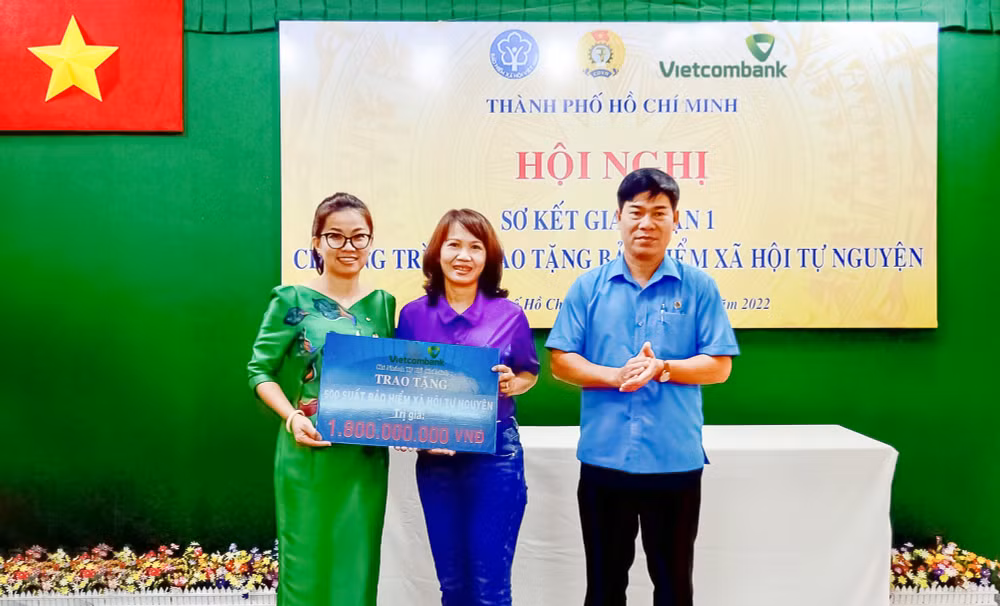 vietcombank tphcm tiep tuc ung ho 22 ty dong ho tro doan vien kho khan tham gia bao hiem y te hinh 1