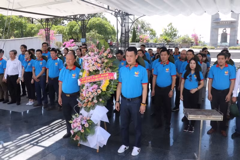 hoi doanh nhan tre viet nam to chuc hanh trinh tri an thap sang niem tin hinh 1