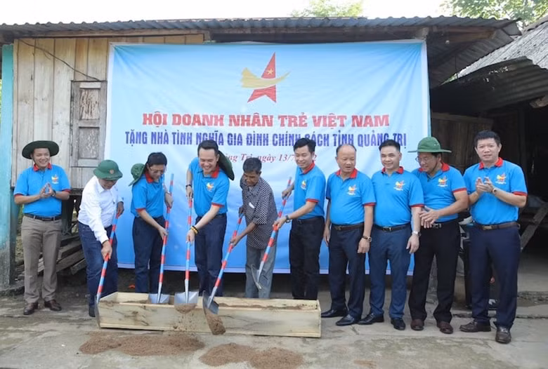 hoi doanh nhan tre viet nam to chuc hanh trinh tri an thap sang niem tin hinh 3