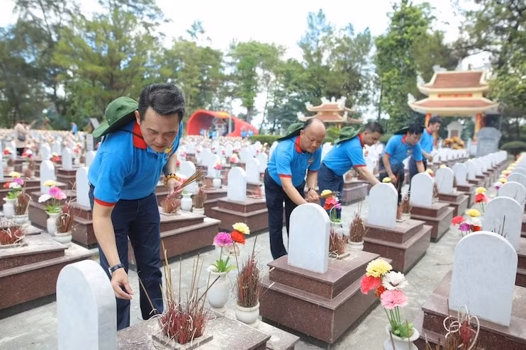 hoi doanh nhan tre viet nam to chuc hanh trinh tri an thap sang niem tin hinh 2